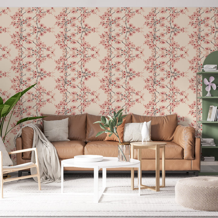 Un salon élégant avec un papier peint floral crème et rose, présentant des motifs de fleurs délicates qui créent une atmosphère douce et accueillante.