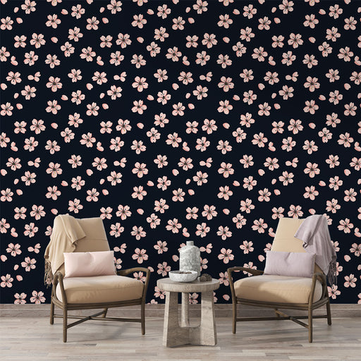 Une pièce de vie élégante avec un papier peint floral sur fond noir, ornée de délicates fleurs roses créant une atmosphère chaleureuse et accueillante.