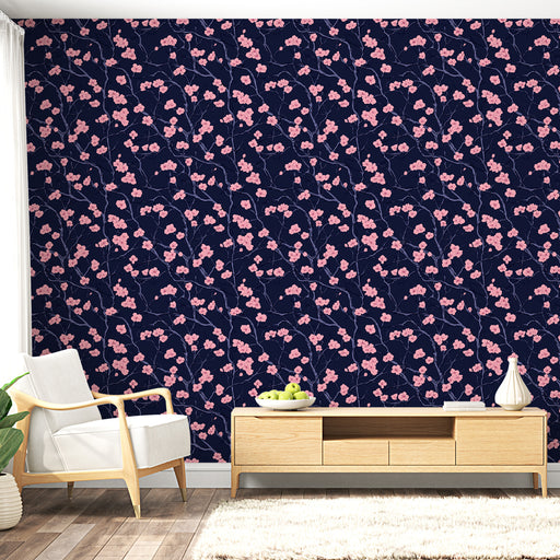 Un salon lumineux avec un papier peint floral bleu nuit orné de délicates fleurs roses, créant une atmosphère élégante et apaisante.