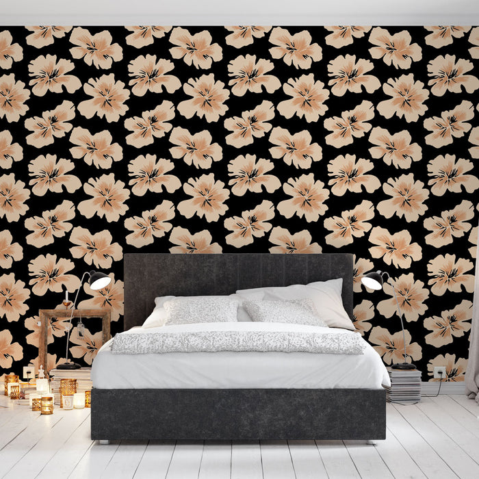 Une chambre moderne avec un papier peint floral aux grandes fleurs beige sur fond noir, créant une ambiance élégante et chaleureuse.