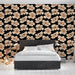 Une chambre moderne avec un papier peint floral aux grandes fleurs beige sur fond noir, créant une ambiance élégante et chaleureuse.