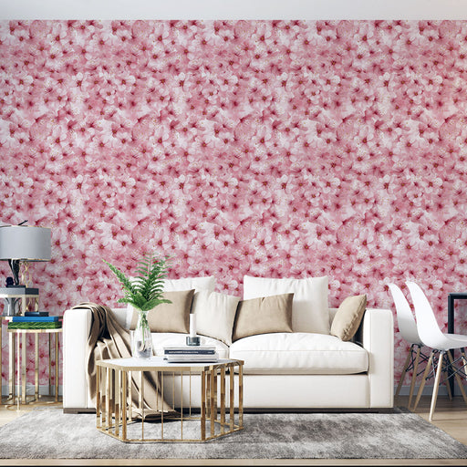 Un salon moderne avec un papier peint floral aux nuances de rose, représentant des fleurs délicates qui créent une ambiance douce et romantique.