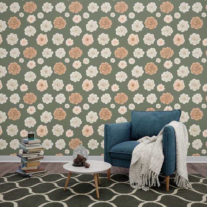 Un salon accueillant avec un papier peint floral aux roses blanches et pêche sur fond vert olive, créant une atmosphère douce et romantique.