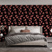 Une chambre moderne avec un papier peint floral noir orné de délicates fleurs roses, créant une ambiance élégante et chaleureuse.