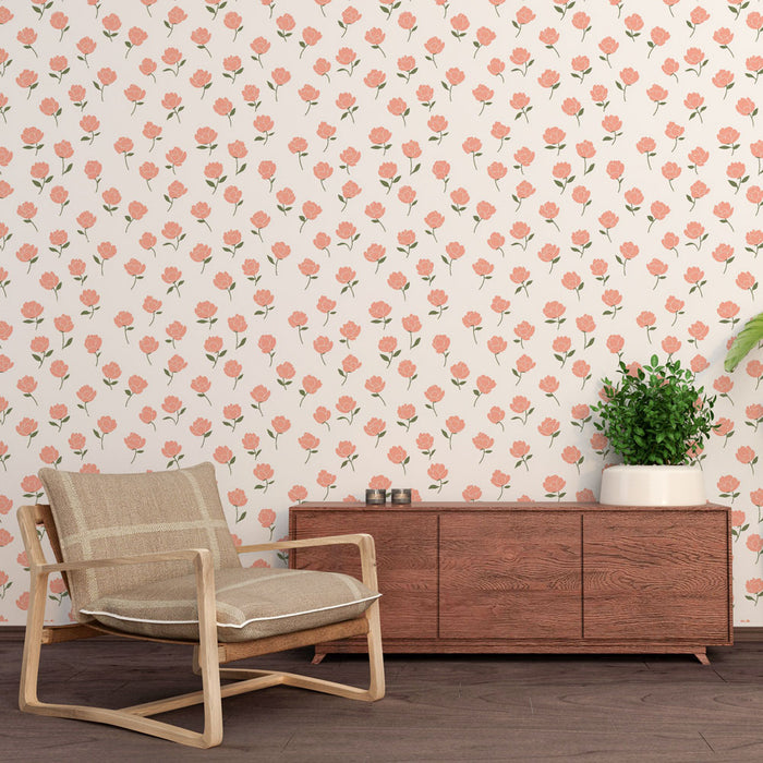 Une pièce lumineuse avec un papier peint floral aux motifs de roses corail sur fond clair, créant une atmosphère douce et romantique.