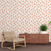 Une pièce lumineuse avec un papier peint floral aux motifs de roses corail sur fond clair, créant une atmosphère douce et romantique.