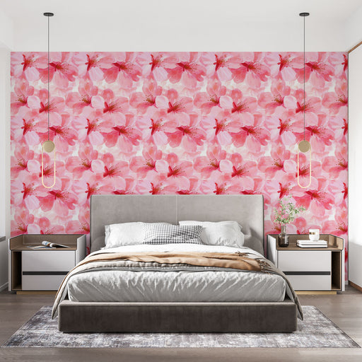 Une chambre moderne avec un papier peint floral aux teintes roses et blanches, créant une atmosphère douce et romantique.
