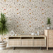 Une pièce moderne avec un papier peint floral aux motifs délicats de fleurs colorées sur fond beige, créant une atmosphère chaleureuse et apaisante.