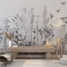 Un salon moderne avec un papier peint floral en noir et blanc représentant des plantes délicates et des papillons, créant une ambiance douce et apaisante.