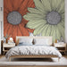 Papier peint floral stylisé avec grandes fleurs orange et vert sur fond délicat pour chambre moderne