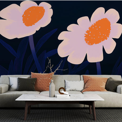 Papier peint fleurs stylisées avec motif de fleurs blanches et orangées sur fond sombre pour salon moderne