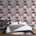 Une chambre élégante avec un papier peint floral aux teintes de violet, rose et beige, créant une atmosphère douce et apaisante.