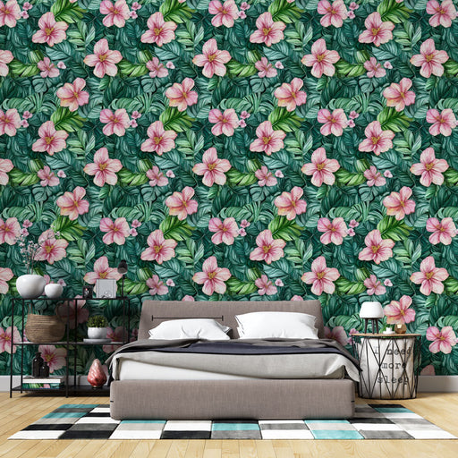 Une chambre moderne avec un papier peint floral aux grandes fleurs roses et feuillages verts, créant une ambiance tropicale et apaisante.
