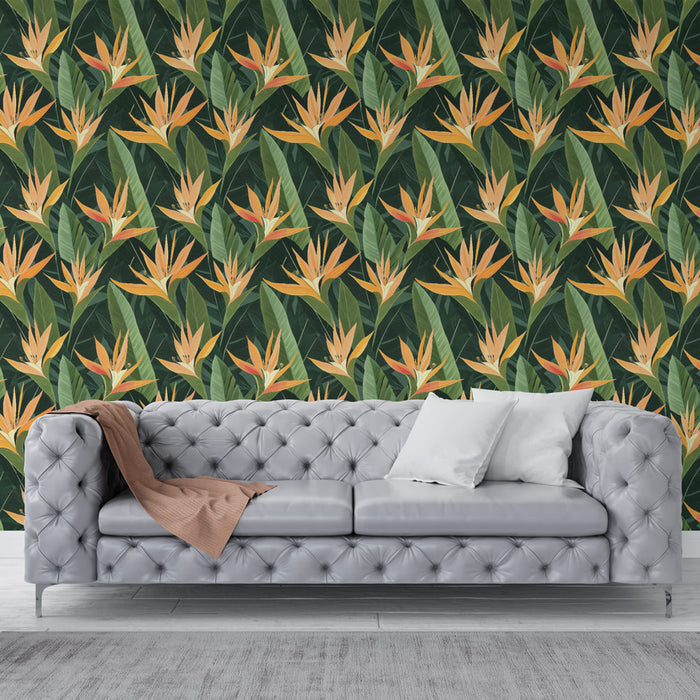 Un salon moderne avec un papier peint tropical représentant des fleurs de paradis orange et des feuilles vertes sur fond sombre, créant une ambiance vivante et accueillante.