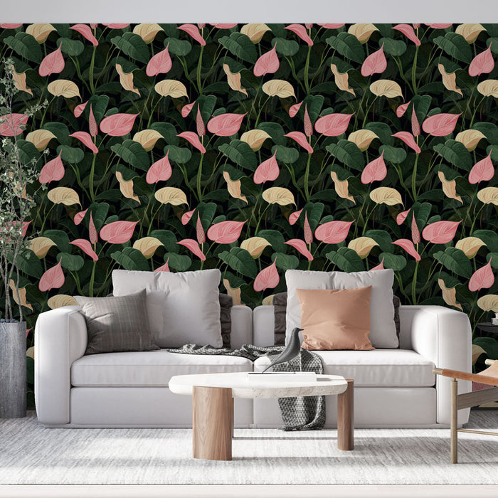 Un salon moderne avec un papier peint tropical aux motifs de feuilles vertes et fleurs roses sur fond noir, créant une ambiance vivante et chaleureuse.