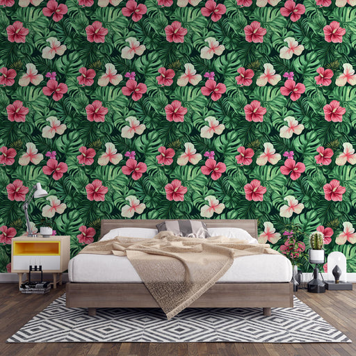 Une chambre apaisante avec un papier peint tropical aux motifs de fleurs hibiscus roses et blanches sur fond vert, créant une ambiance vivante et chaleureuse.