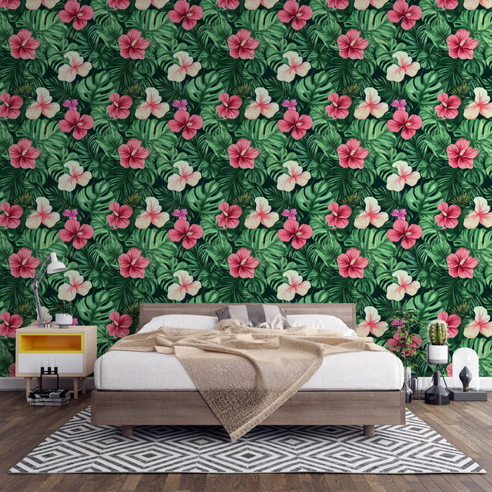 Une chambre apaisante avec un papier peint tropical aux motifs de fleurs hibiscus roses et blanches sur fond vert, créant une ambiance vivante et chaleureuse.