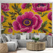 Un salon moderne avec un papier peint floral aux grandes fleurs roses sur fond jaune, créant une atmosphère joyeuse et vibrante.