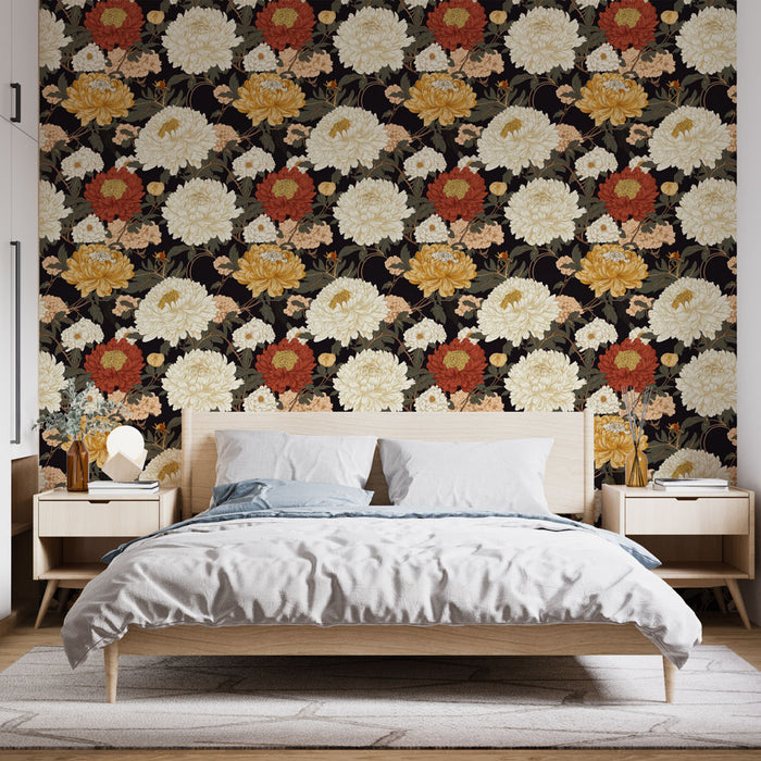 Une chambre apaisante avec un papier peint floral aux grandes fleurs blanches, rouges et jaunes sur fond noir, créant une atmosphère chaleureuse et élégante.