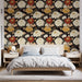 Une chambre apaisante avec un papier peint floral aux grandes fleurs blanches, rouges et jaunes sur fond noir, créant une atmosphère chaleureuse et élégante.