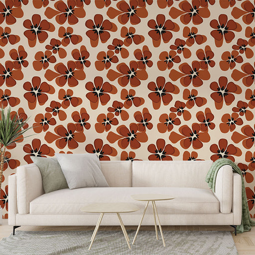Un salon moderne avec un papier peint floral aux motifs rouges et noirs sur fond crème, créant une ambiance chaleureuse et accueillante.
