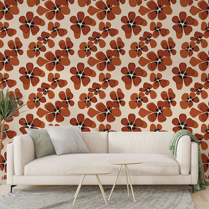 Un salon moderne avec un papier peint floral aux motifs rouges et noirs sur fond crème, créant une ambiance chaleureuse et accueillante.