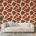 Un salon moderne avec un papier peint floral aux motifs rouges et noirs sur fond crème, créant une ambiance chaleureuse et accueillante.