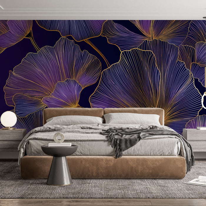 Une chambre moderne avec un papier peint floral aux teintes violettes et dorées, créant une ambiance élégante et artistique.