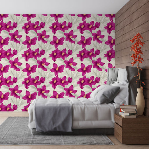 Une chambre moderne avec un papier peint floral aux grandes fleurs violettes sur fond clair, créant une ambiance vivante et accueillante.