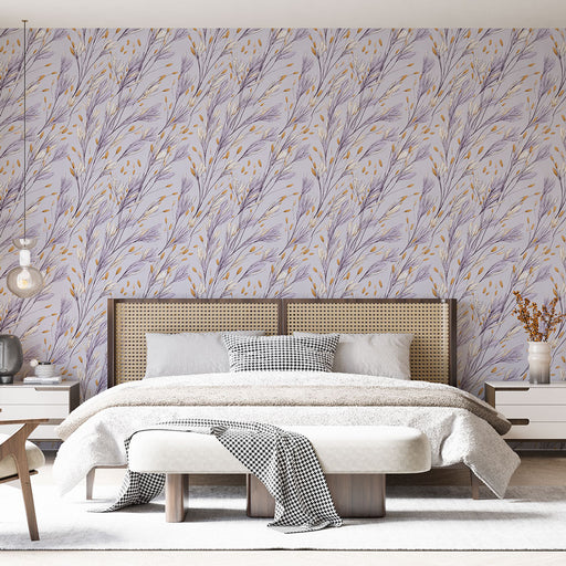 Une chambre élégante avec un papier peint floral violet et doré représentant des tiges délicates, créant une atmosphère apaisante et romantique.