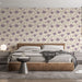 Une chambre moderne avec un papier peint floral beige aux motifs de fleurs violettes, créant une atmosphère douce et apaisante.
