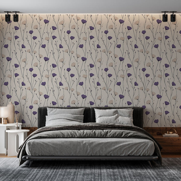 Une chambre moderne avec un papier peint floral aux motifs délicats de fleurs violettes et beige sur fond clair, créant une ambiance douce et apaisante.