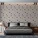 Une chambre moderne avec un papier peint floral aux motifs délicats de fleurs violettes et beige sur fond clair, créant une ambiance douce et apaisante.