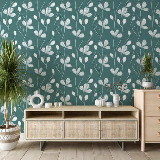 Une pièce moderne avec un papier peint floral vert émeraude et blanc, créant une ambiance fraîche et apaisante.