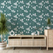 Une pièce moderne avec un papier peint floral vert émeraude et blanc, créant une ambiance fraîche et apaisante.