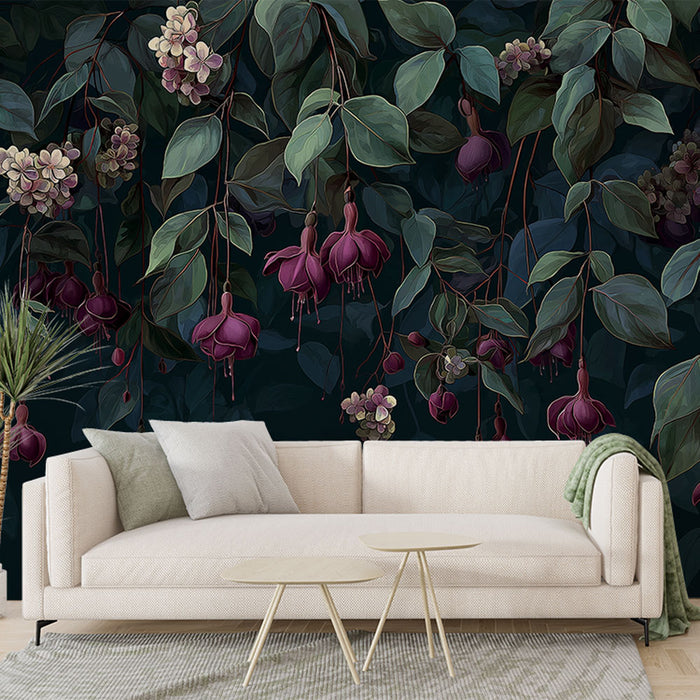 Un salon moderne avec un papier peint floral aux teintes profondes, représentant des feuilles et des fleurs délicates sur fond sombre, créant une ambiance élégante et apaisante.