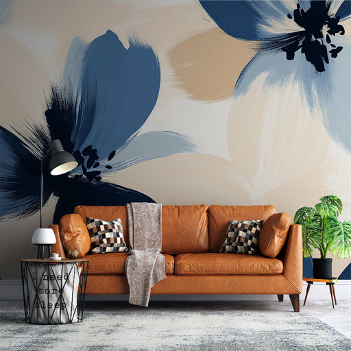 Un salon moderne avec un papier peint floral aux grandes fleurs abstraites bleu marine et beige, créant une atmosphère artistique et chaleureuse.