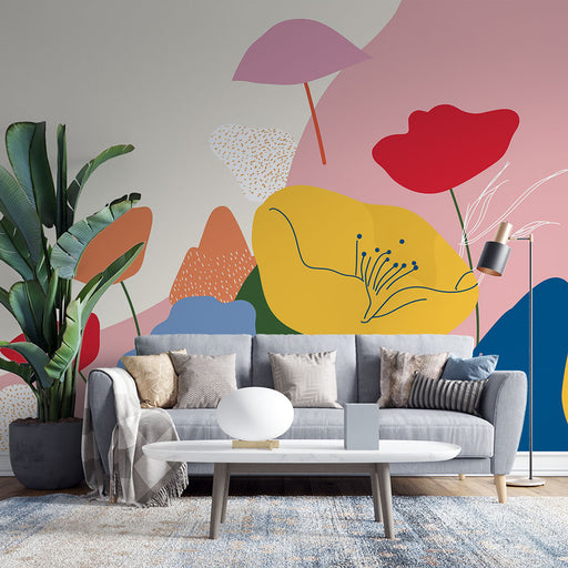 Une pièce moderne avec un papier peint abstrait aux formes colorées et aux motifs floraux, créant une ambiance joyeuse et artistique.