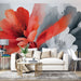 Un salon contemporain avec un papier peint floral aux grandes fleurs rouges et blanches, créant une ambiance vivante et artistique.