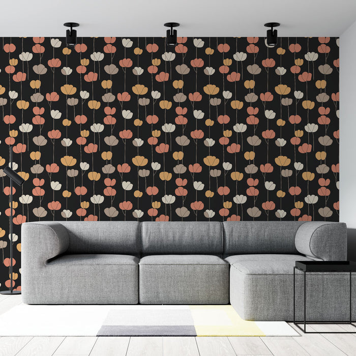 Un salon contemporain avec un papier peint floral sur fond noir, présentant des fleurs aux teintes douces de rose, beige et blanc, créant une atmosphère chaleureuse et accueillante.
