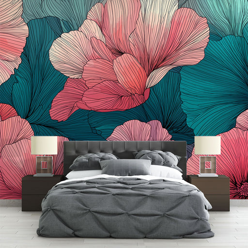 Une chambre moderne avec un papier peint floral aux grandes fleurs roses et bleues, créant une atmosphère vibrante et apaisante.