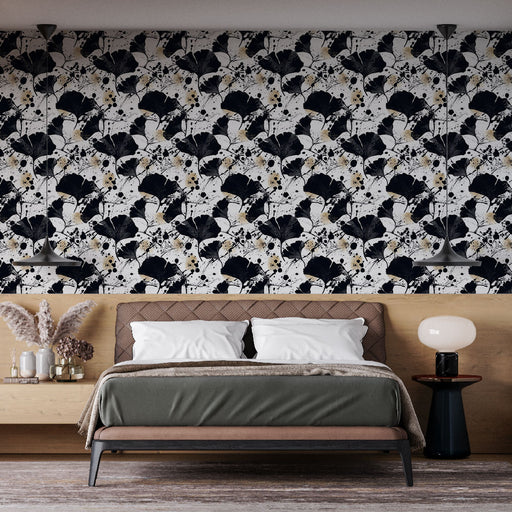 Une chambre moderne avec un papier peint floral noir et blanc, agrémenté de touches dorées, créant une ambiance artistique et élégante.