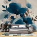 Une chambre moderne avec un papier peint floral bleu profond et beige, créant une atmosphère apaisante et élégante grâce à ses motifs délicats.