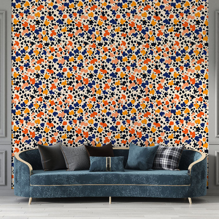 Un salon élégant avec un papier peint coloré aux motifs abstraits orange, bleu, rose et noir sur fond clair, créant une ambiance dynamique et joyeuse.
