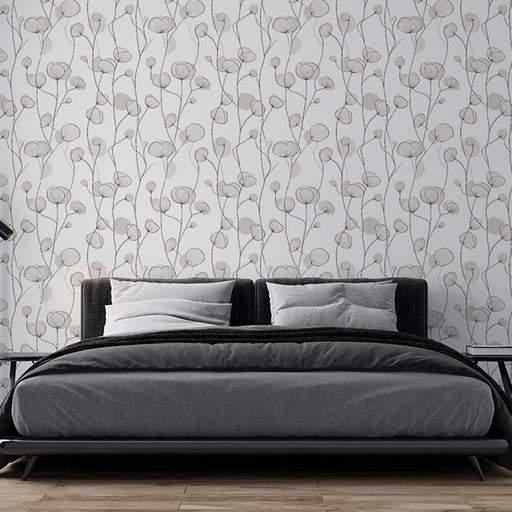 Une chambre moderne avec un papier peint floral aux motifs délicats en gris et beige, créant une atmosphère douce et apaisante.
