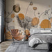 Une chambre moderne avec un papier peint aux motifs floraux stylisés en noir et orange sur fond beige, créant une ambiance chaleureuse et artistique.