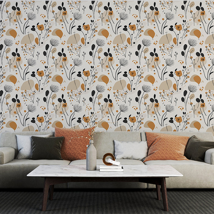Un salon moderne avec un papier peint floral aux motifs délicats en noir, beige et terracotta, créant une ambiance chaleureuse et artistique.