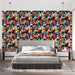 Une chambre moderne avec un papier peint floral aux couleurs vives, mêlant rouge, turquoise et jaune sur fond noir, créant une ambiance dynamique et joyeuse.