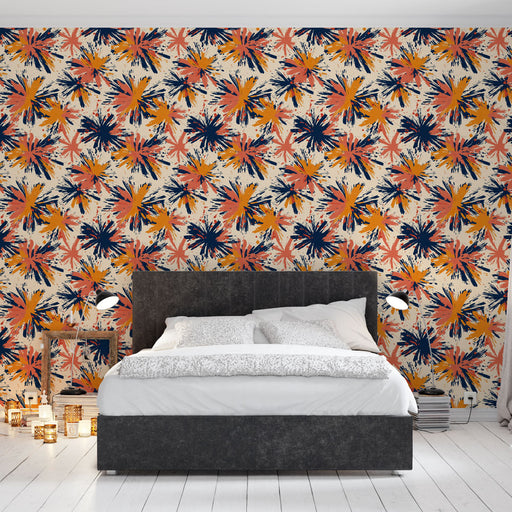 Une chambre moderne avec un papier peint aux motifs floraux colorés orange, bleu marine et crème, créant une atmosphère dynamique et chaleureuse.