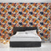 Une chambre moderne avec un papier peint aux motifs floraux colorés orange, bleu marine et crème, créant une atmosphère dynamique et chaleureuse.
